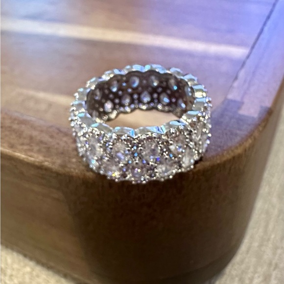 Elegant Stunning 🤩 Cubic Zirconia Scalloped Eternity Band Ring